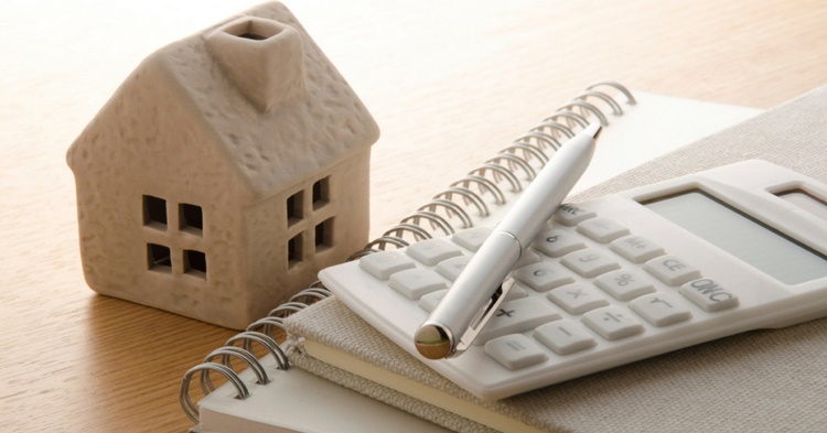 Un'immagine che ritrae forniture per ufficio, calcolatrice, prodotto di carta, carta e attrezzature per ufficio.