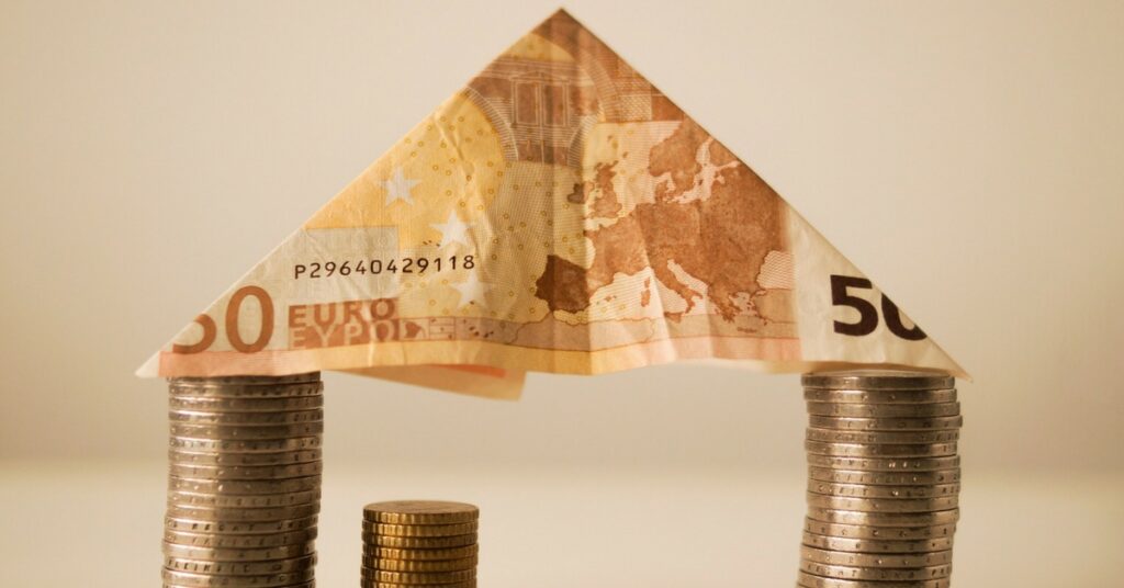 Un'immagine che ritrae soldi, valuta, carta, prodotto di carta e contanti.