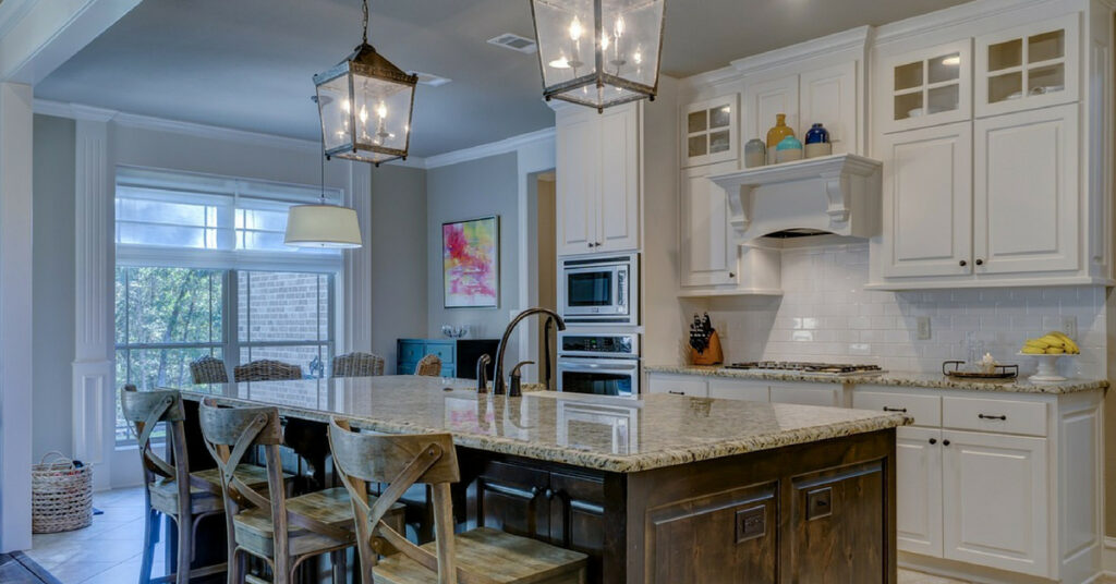 Un'immagine che ritrae mobilia, cucina, design d'interni, mobili e piano di lavoro.