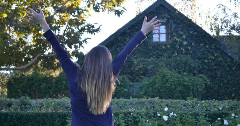 Un'immagine che ritrae felicità, primavera, persone nella natura e tempo libero.