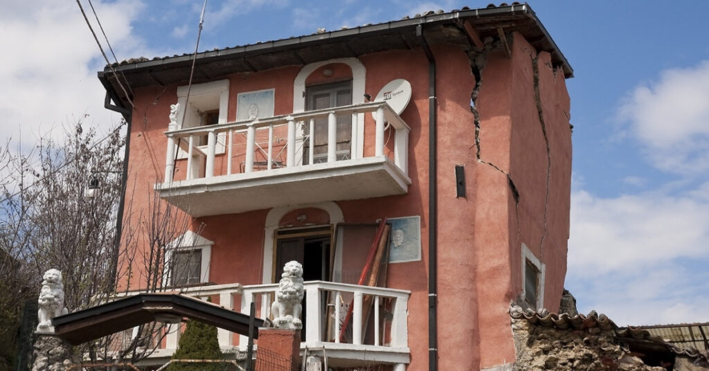 Un'immagine che ritrae parete, casa, casa, porta e balcone.