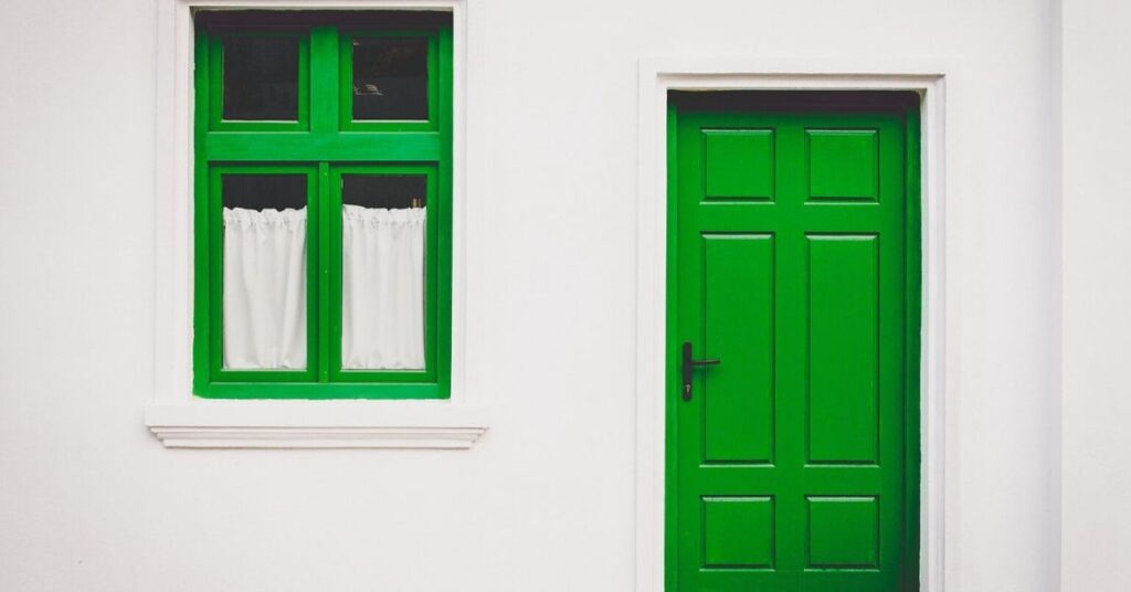 Un'immagine che ritrae verde, porta, porta di casa, colore e maniglia della porta.
