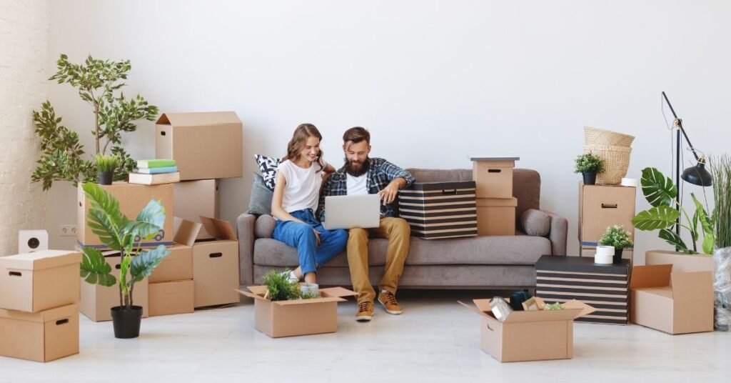 Un'immagine che ritrae scatola di spedizione, cartone, scatola, prodotto di carta e imballaggio in cartone.