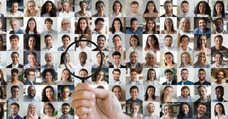 Un'immagine che ritrae persone, collage, impiegato, felicità e studente.