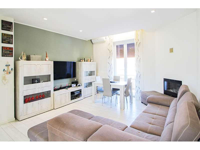 Un'immagine che ritrae mobilia, design d'interni, pavimentazione, pavimento e televisione.