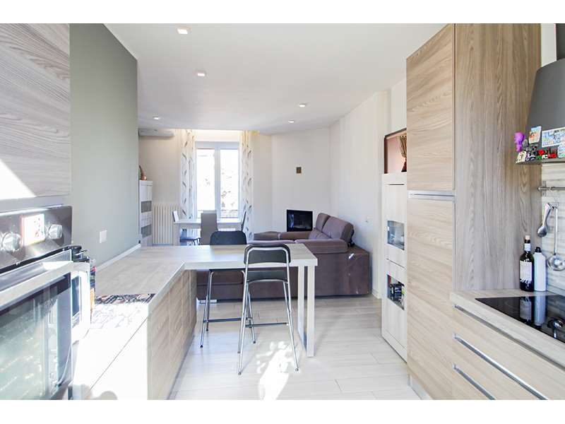 Un'immagine che ritrae mobilia, cucina, piano di lavoro, mobili e pavimentazione.