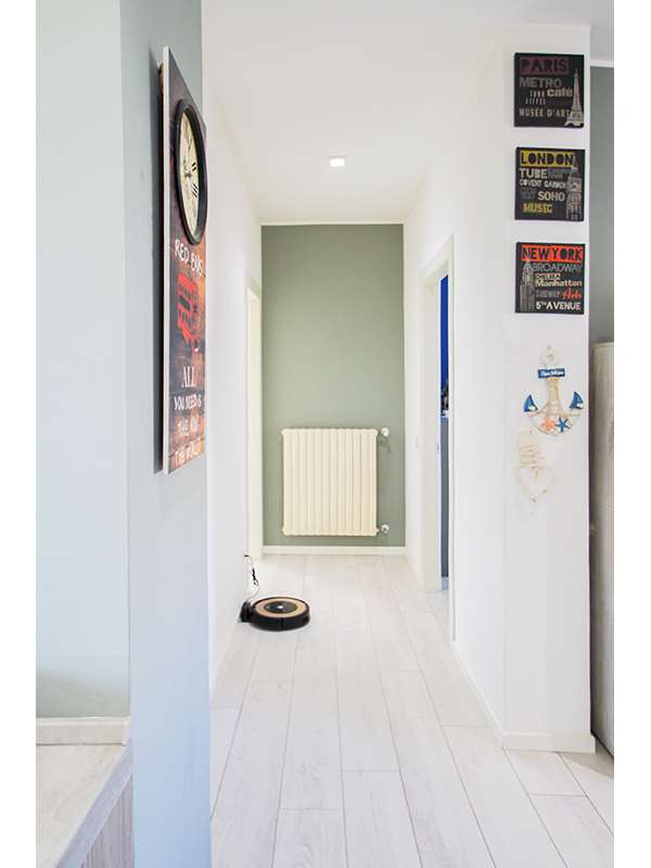 Un'immagine che ritrae pavimentazione, parete, pavimento, legna e design d'interni.