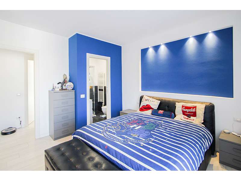 Un'immagine che ritrae blu, camera da letto, mobilia, letto e design d'interni.