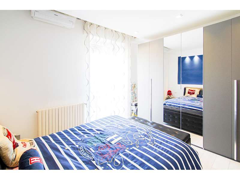 Un'immagine che ritrae letto, mobilia, design d'interni, camera da letto e parete.