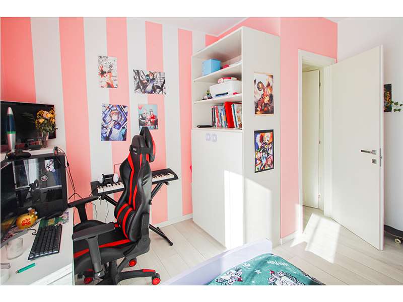 Un'immagine che ritrae mobilia, design d'interni, parete, scaffalature e mensola.