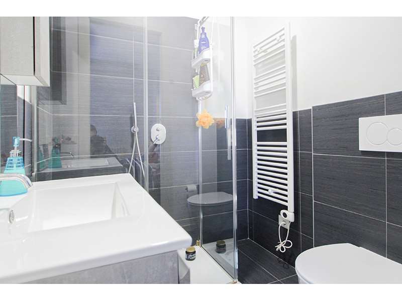 Un'immagine che ritrae apparecchio idraulico, design d'interni, bagno, pavimentazione e lavello.