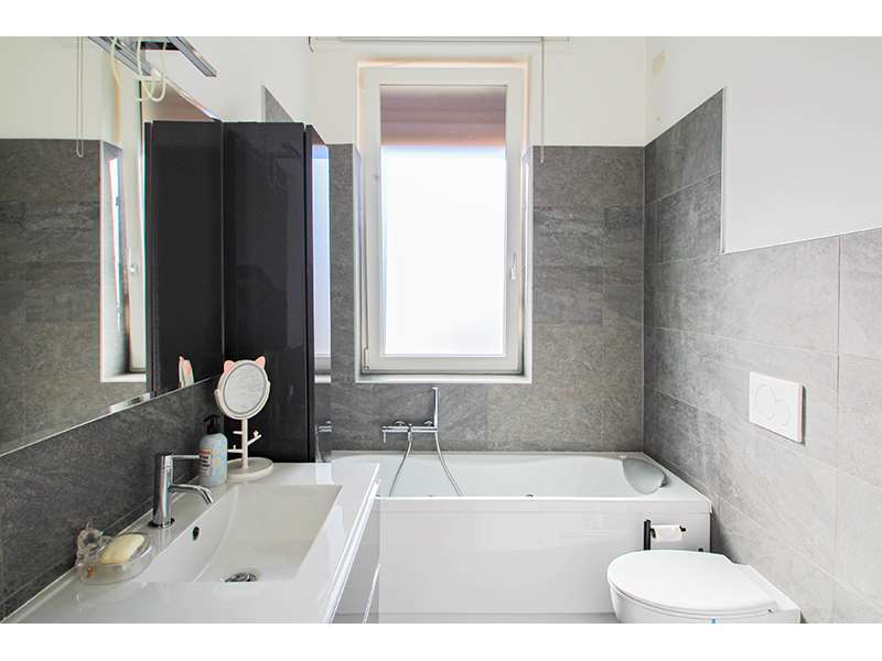 Un'immagine che ritrae bagno, apparecchio idraulico, parete, pavimentazione e lavello.