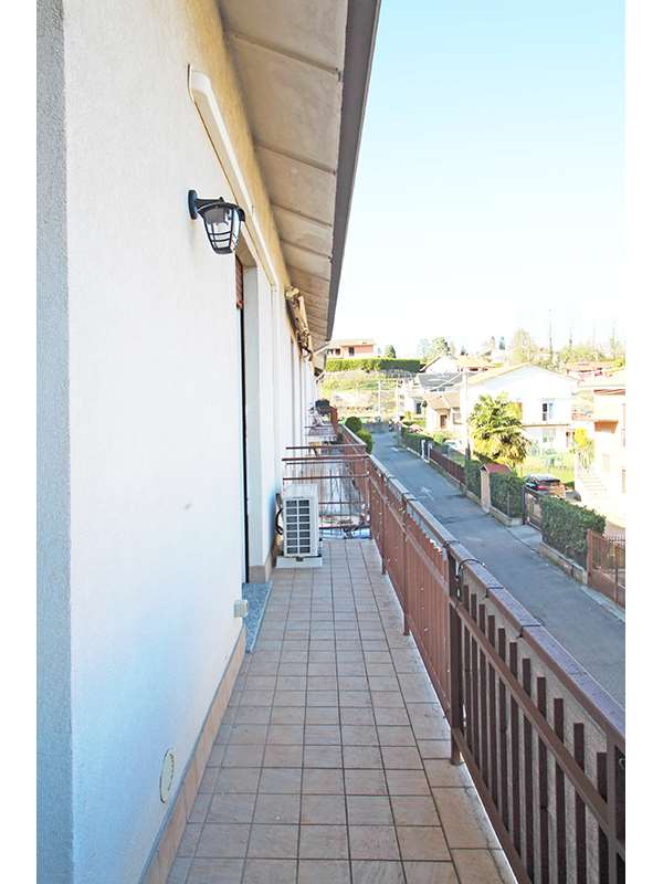 Un'immagine che ritrae balcone, corrimano, metallo, ombra e recinzione.