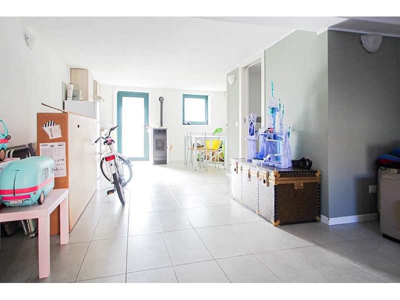 Un'immagine che ritrae pavimentazione, design d'interni, pavimento, illuminazione e soffitto.