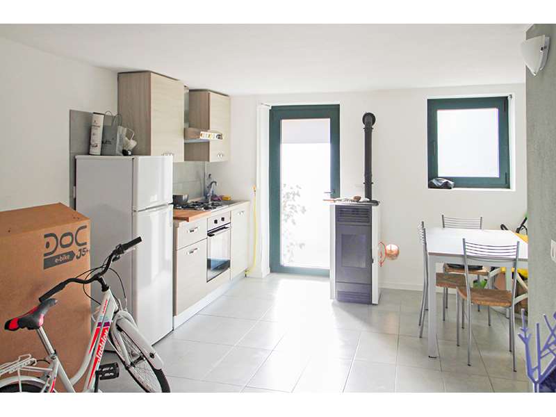 Un'immagine che ritrae mobilia, pavimentazione, elettrodomestico principale, design d'interni e cucina.