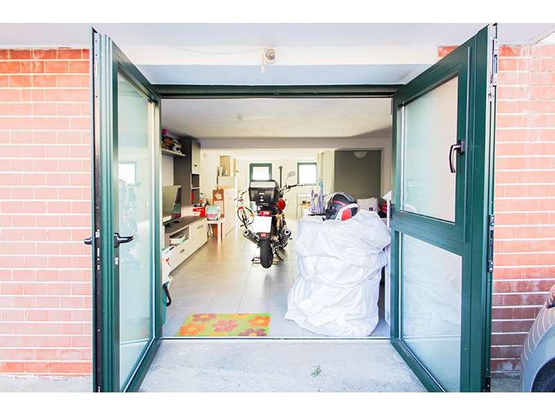 Un'immagine che ritrae porta, bicicletta, ruota di bicicletta, porta di casa e pneumatico per bicicletta.