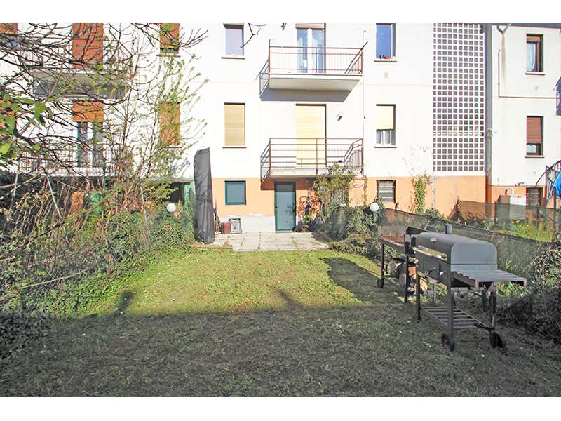 Un'immagine che ritrae parete, edificio, zona residenziale, quartiere e architettura.