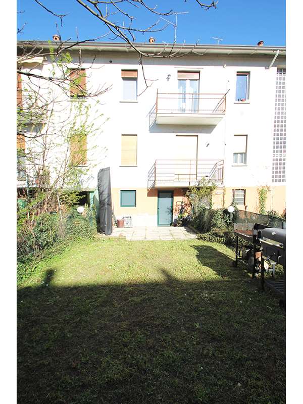 Un'immagine che ritrae zona residenziale, quartiere, arbusto, casa e insediamento umano.