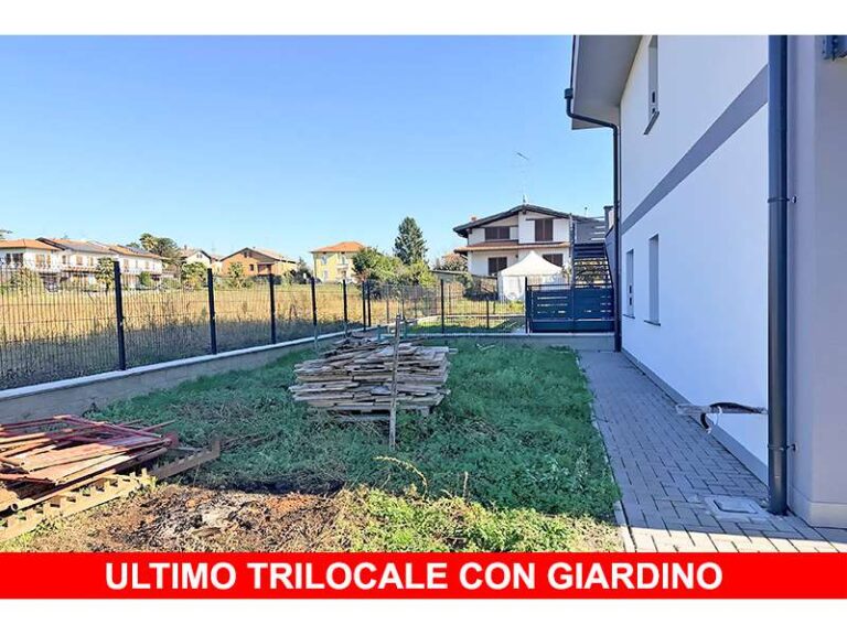 Un'immagine che ritrae zona residenziale, quartiere, recinzione, prato e recinzione metallica.