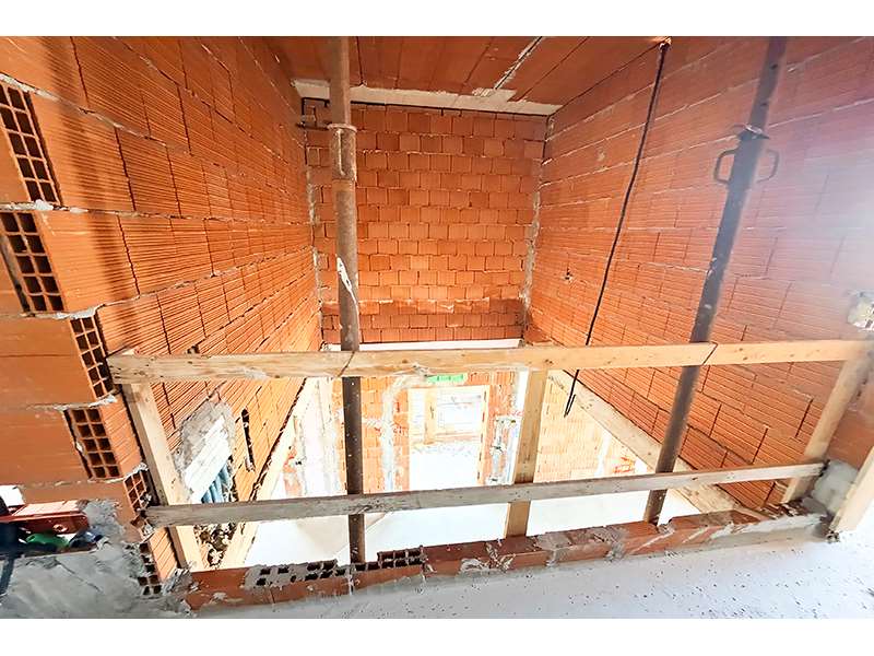 Un'immagine che ritrae parete, legna, mattone, muratura e pavimento.