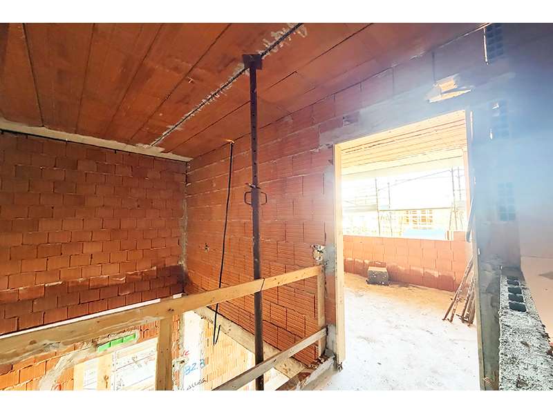 Un'immagine che ritrae parete, legna, soffitto, pavimento e muratura.