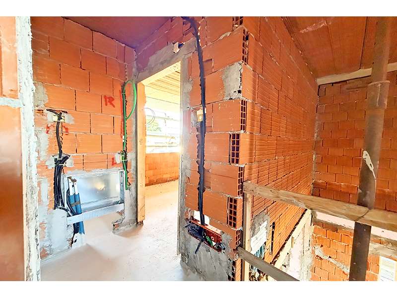 Un'immagine che ritrae parete, muratura, mattone, pavimento e materiale composito.